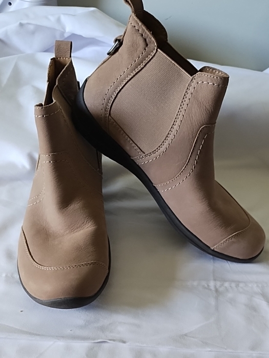 Earth Shoes - Women’s Chelsea Ankle Boots in Taupe